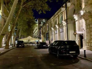 Bakının mərkəzində qanunsuz parklanan 888, 444 və 777 nömrəli maşınlar kimindir? – AYNA-dan CAVAB