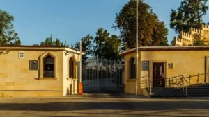 Rusiya Kiyevi “İskəndər”lə vurdu, qəlpələri Azərbaycan səfirliyinə düşdü – FOTOLAR