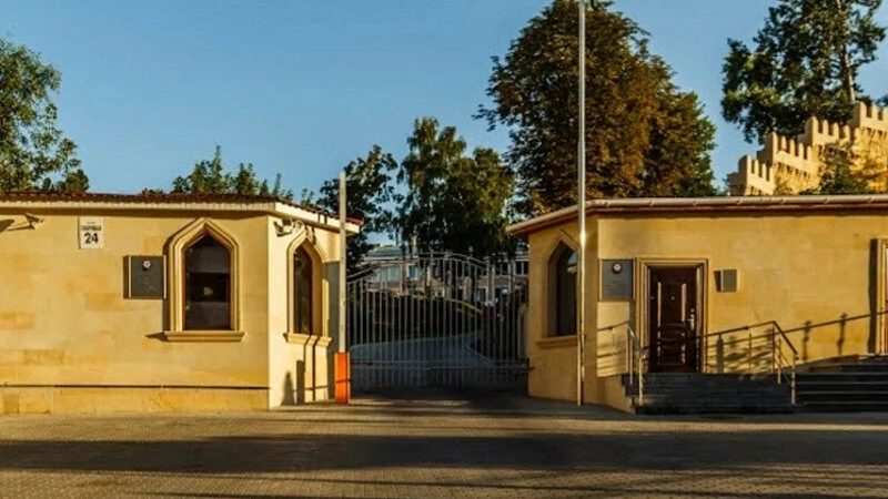 Rusiya Kiyevi “İskəndər”lə vurdu, qəlpələri Azərbaycan səfirliyinə düşdü – FOTOLAR