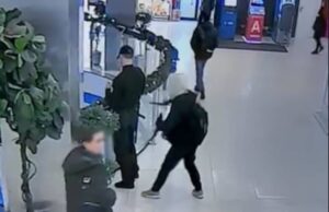 Azərbaycanlı yeniyetmə namaza görə polisi bıçaqladı – ANBAAN VİDEO