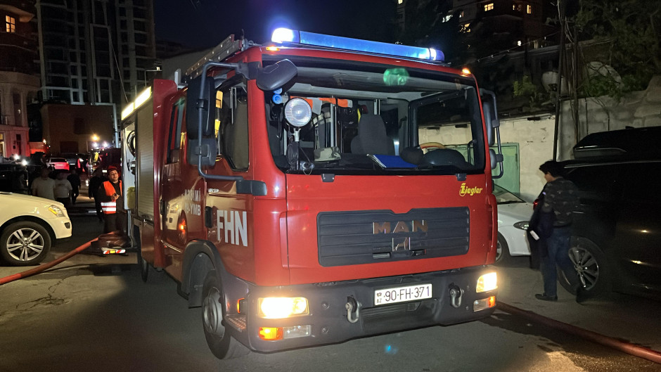 Bakıda sexdə yanğın baş verdi – “Porsche” yandı