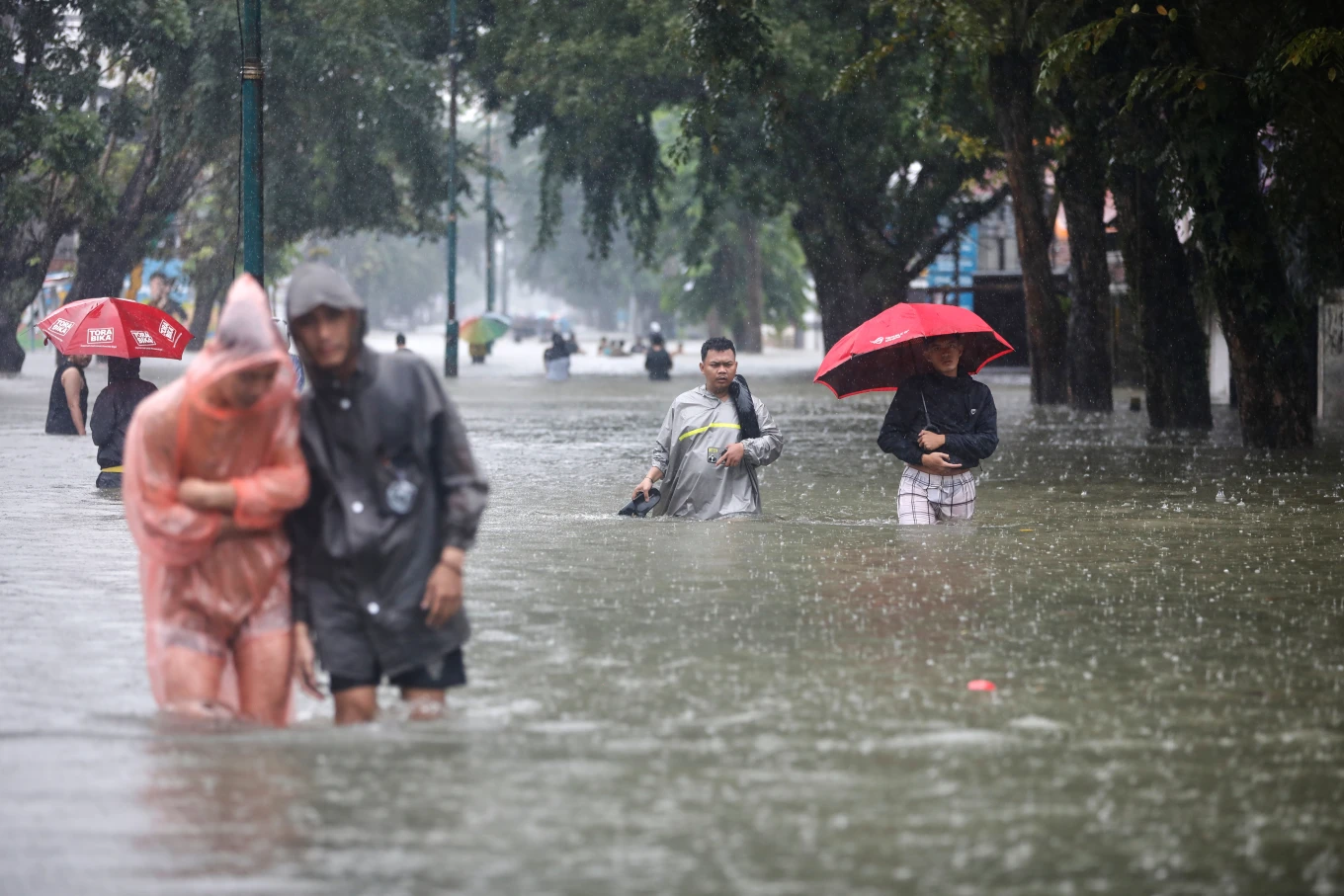 İndoneziyada təbii fəlakət: 164 nəfər öldü, onlarla kənd su altında qaldı