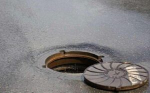 Bakıda bu yolda sürücülər kanalizasiya quyusuna düşür – VİDEO