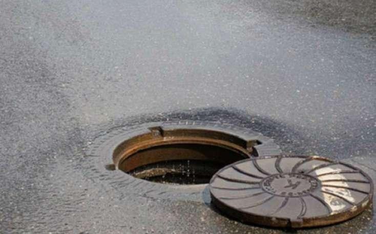 Bakıda bu yolda sürücülər kanalizasiya quyusuna düşür – VİDEO