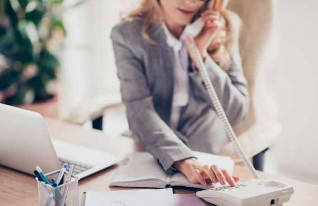 Ayaqüstə şəklini göndər, 3500 manat maaş verək – Katibə axtarılır