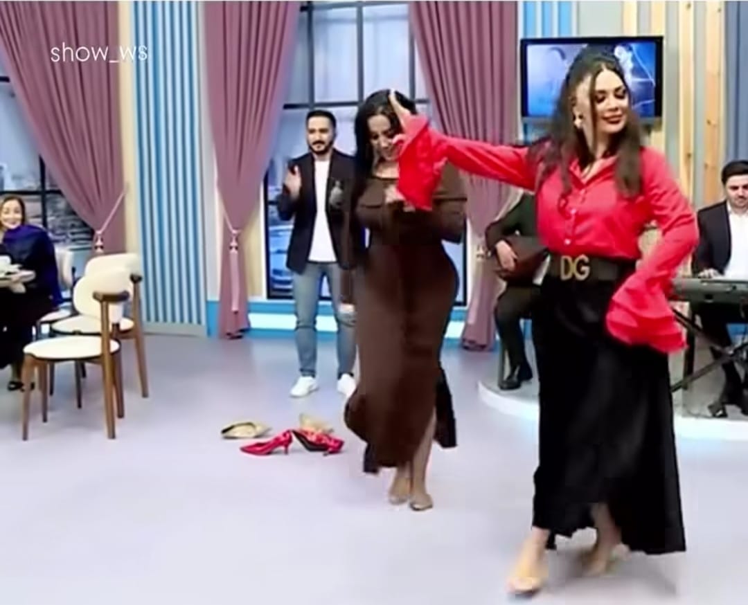 Efirdə ayaqyalın şıdırğı rəqs etdilər – VİDEO
