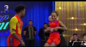 Mətanət efirdə qonağı qucağına alıb fırlatdı – VİDEO