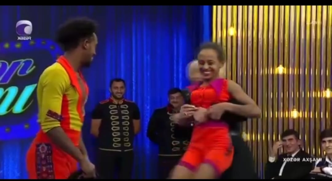 Mətanət efirdə qonağı qucağına alıb fırlatdı – VİDEO
