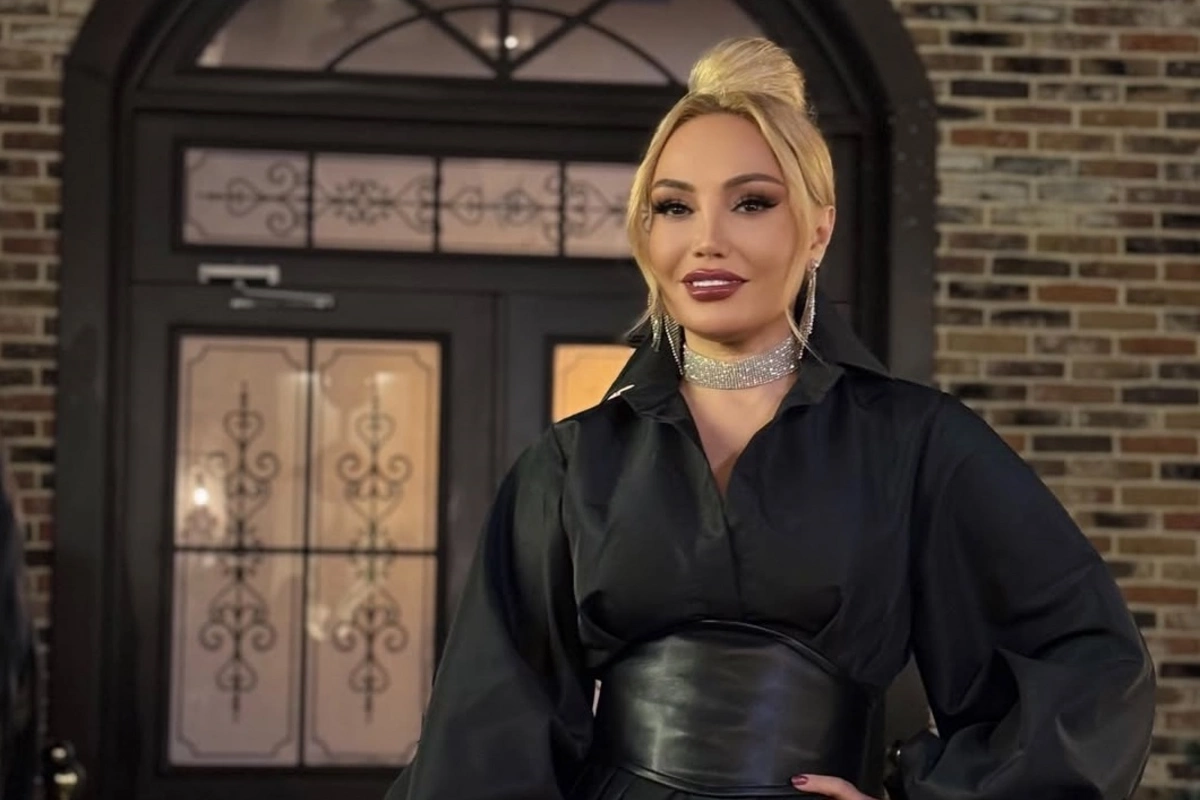 Nura Suri şou-biznesi vəlvələyə salacaq kitab yazır