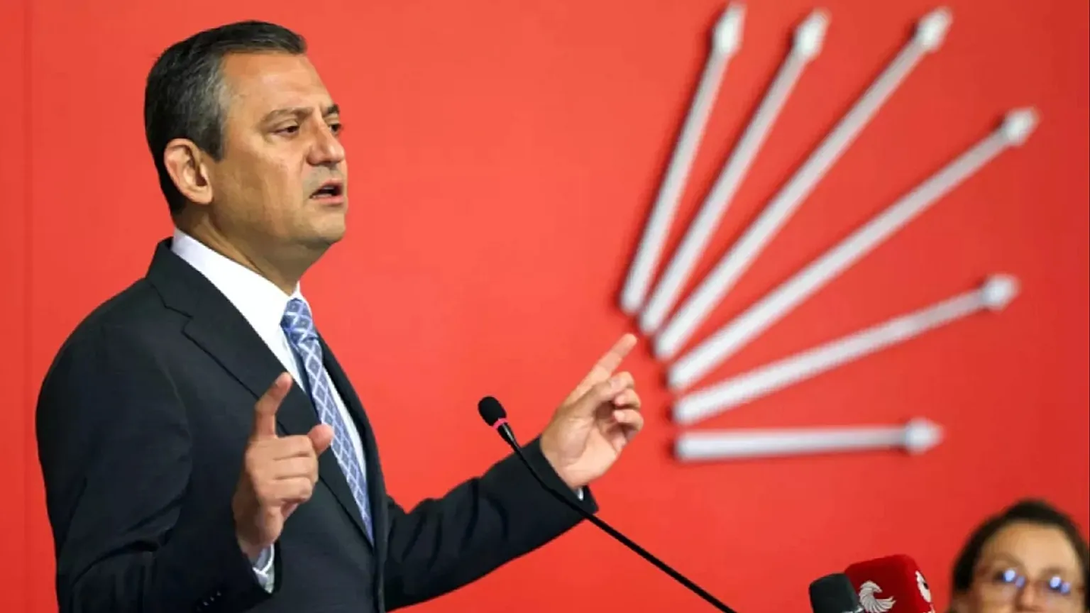 Özgür Özel yenidən CHP sədri seçildi