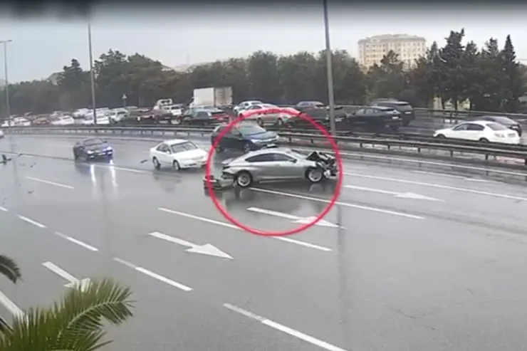 Bakıda yağışlı havalarda baş verən dəhşətli qəzalar – VİDEO