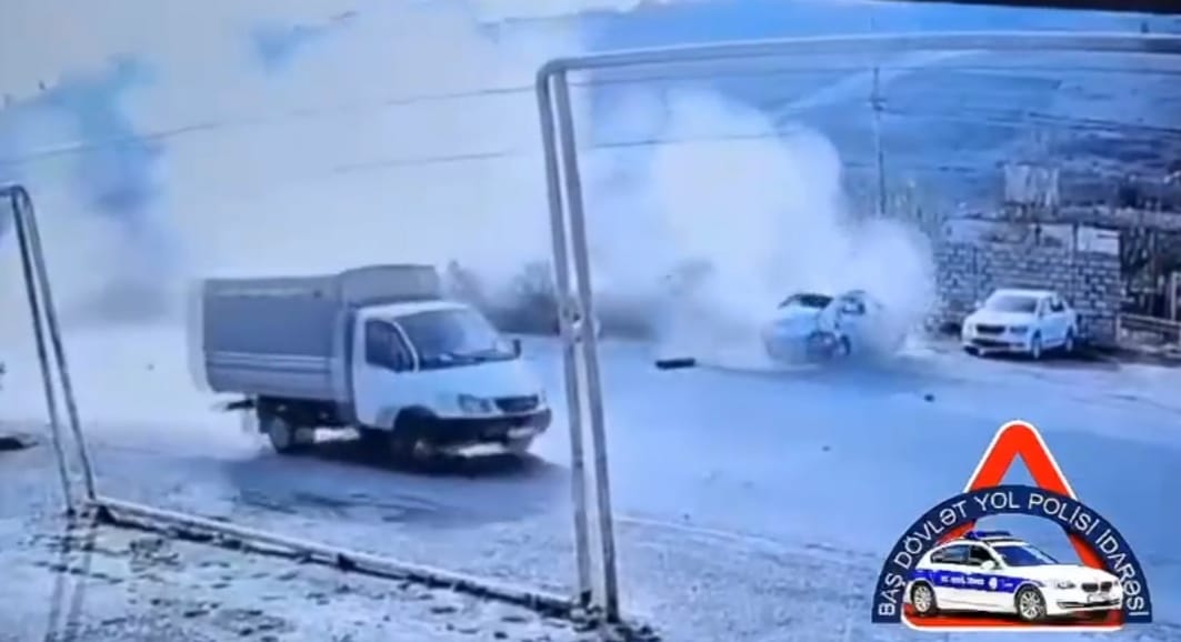 Bakıda dəhşətli qəza: Maşın göydə “uçdu” – ANBAAN VİDEO