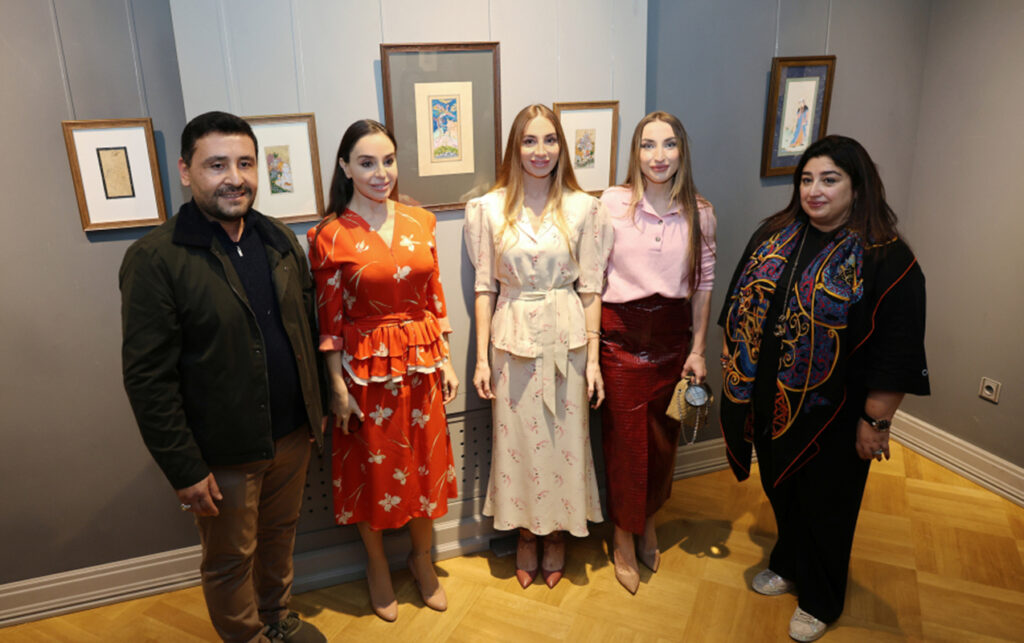 Prezidentin qızları və gəlini sərgidə – FOTOLAR