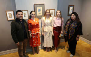 Prezidentin qızları və gəlini sərgidə – FOTOLAR