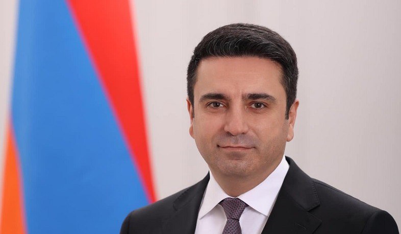 Alen Simonyan Bakıdan dəvət gözləyir