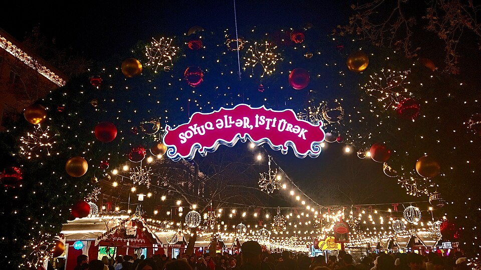 Bakıda fəvvarələr meydanında yanğın söndürüldü – YENİLƏNİB