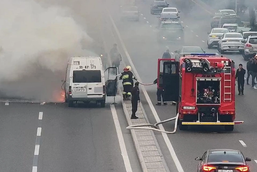 Heydər Əliyev prospektində maşın yandı – VİDEO