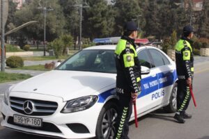 Yol polisinin əmrinə tabe olmayan məmur həbs edilib