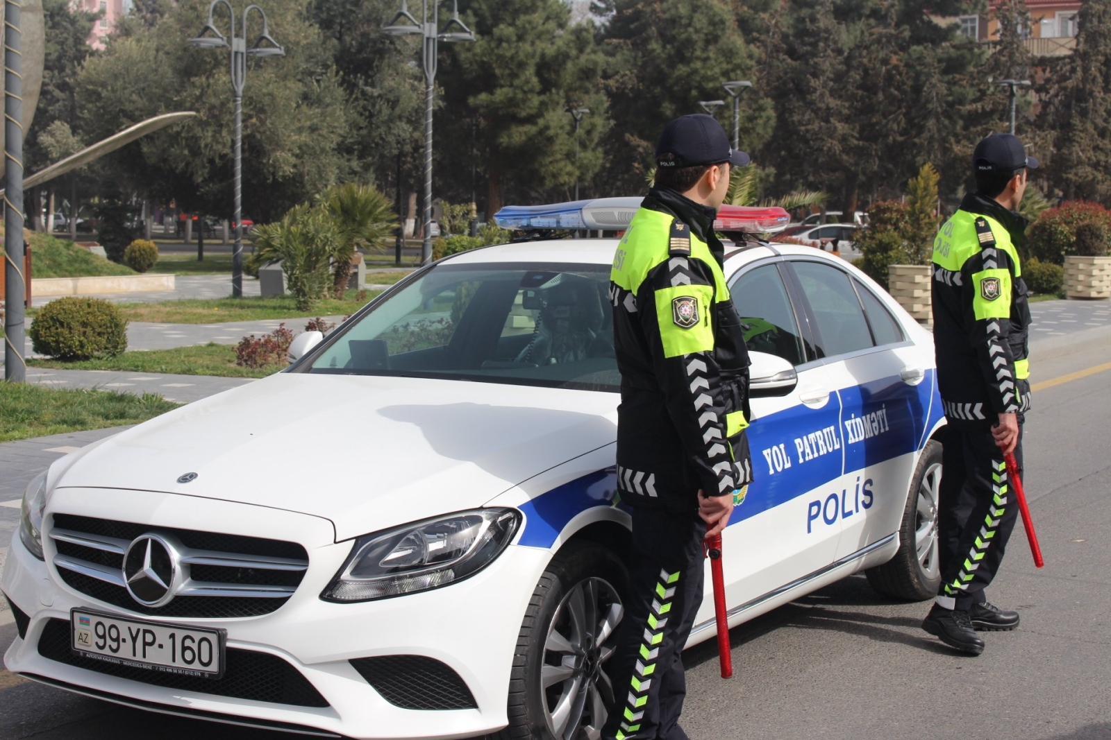 Yol polisinin əmrinə tabe olmayan məmur həbs edilib