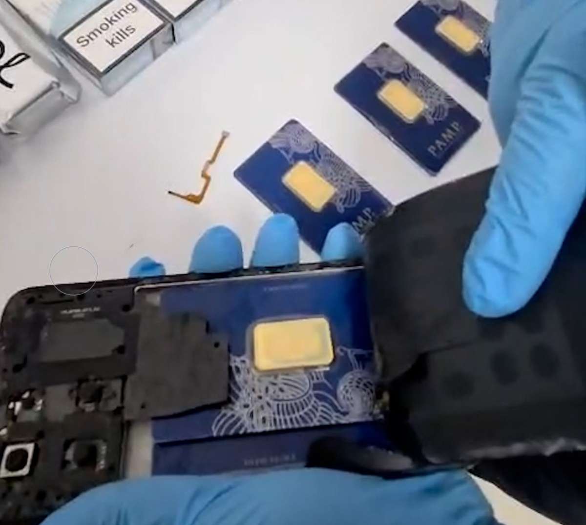 Mobil telefonda gizlədilən qızıl külçələr aşkarlandı – VİDEO