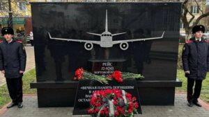 Qroznıda AZAL təyyarəsində həlak olanların xatirəsinə memorial abidə ucaldıldı