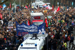 Almaniyada məktəblilər əsgər getmək istəmir – Etirazlar başladı