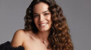 Səhnədə QORXULU ANLAR – Tanınmış aktrisanın başına qapı düşdü – FOTO