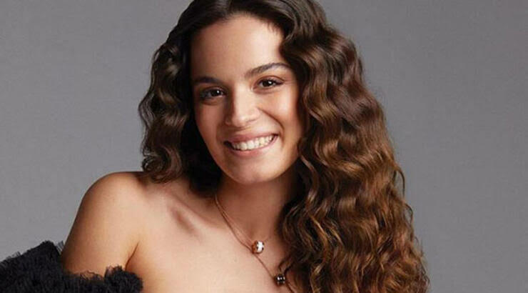 Səhnədə QORXULU ANLAR – Tanınmış aktrisanın başına qapı düşdü – FOTO