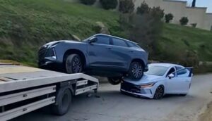 Bakıda evakuatorun üzərindəki avtomobil yolda maşının üstünə düşdü – VİDEO