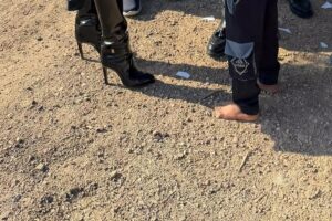 80 minlik çəkmə ilə ayaqyalın uşaqları ziyarət etdi – FOTO