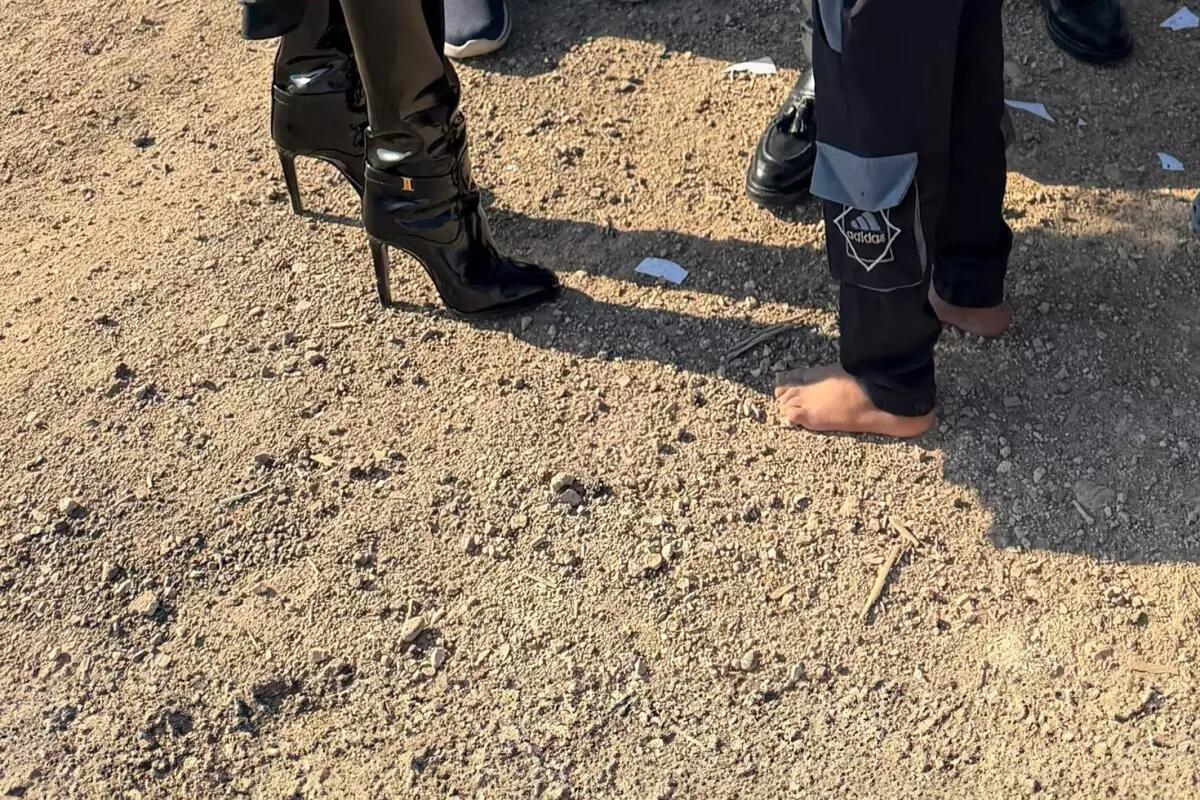 80 minlik çəkmə ilə ayaqyalın uşaqları ziyarət etdi – FOTO