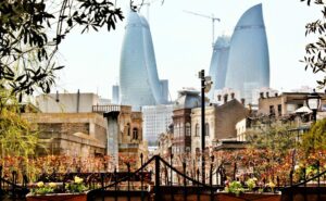 Bakının bu ərazisində TƏHLÜKƏ: Yol torpaq altında qala bilər – VİDEO