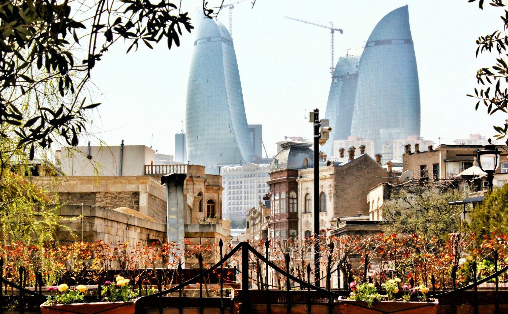 Bakının bu ərazisində TƏHLÜKƏ: Yol torpaq altında qala bilər – VİDEO