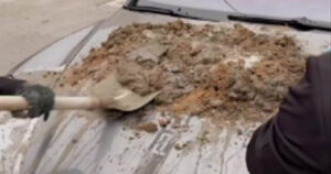 Bakıda “Porsche”nin üstündə beton qarışdırdılar – VİDEO