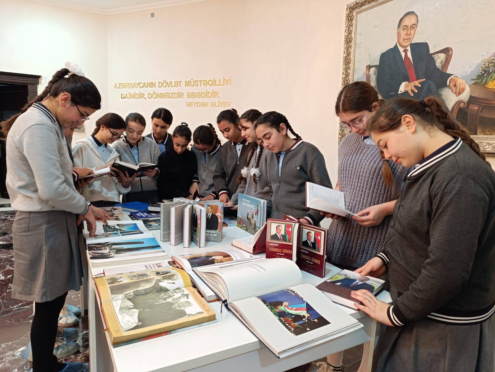 Beyləqanda Ümummilli Lider Heydər Əliyevin həyat və fəaliyyətinə həsr olunmuş kitab sərgisi keçirilib