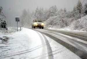 Qarlı havada avtomobil qayadan aşdı – ANBAAN VİDEO