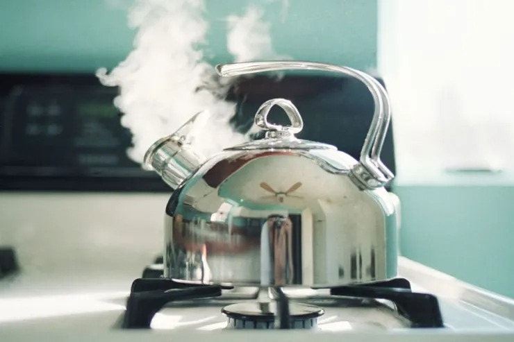 Gəlin qayınanasını və baldızını qaynar çayla yandırdı – Astarada ŞOK OLAY