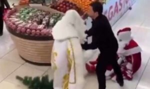 Bakıda supermarketdə Şaxta babalar dava etdi – VİDEO