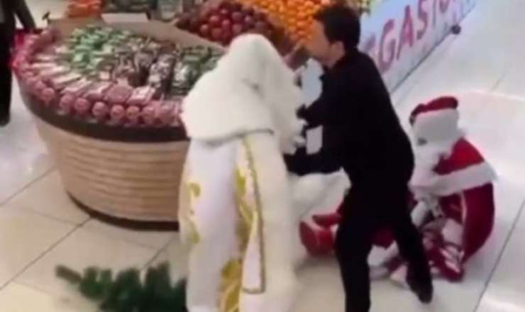 Bakıda supermarketdə Şaxta babalar dava etdi – VİDEO