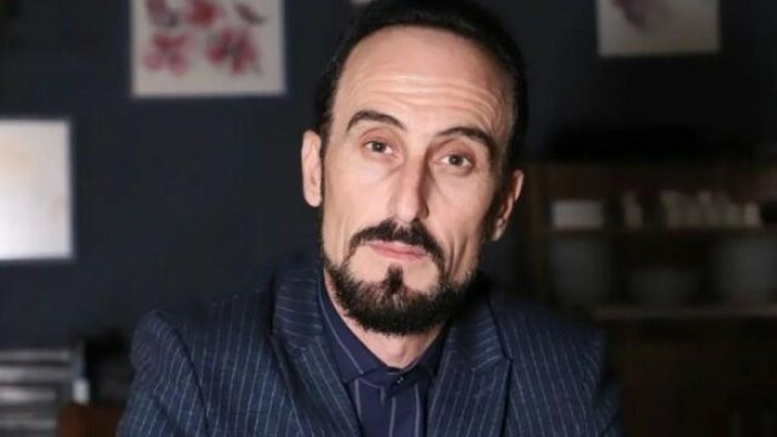 Tanınmış bloger uşaqlarının dərs yükünə görə arvadından boşanır – Nazirə müraciət