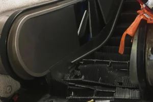 Bakıda yeraltı keçiddə eskalator qırıldı, xəsarət alanlar var