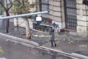 Bakıda eyvanı uçan mənzil tarixi binadır – FOTOLAR (YENİLƏNDİ)