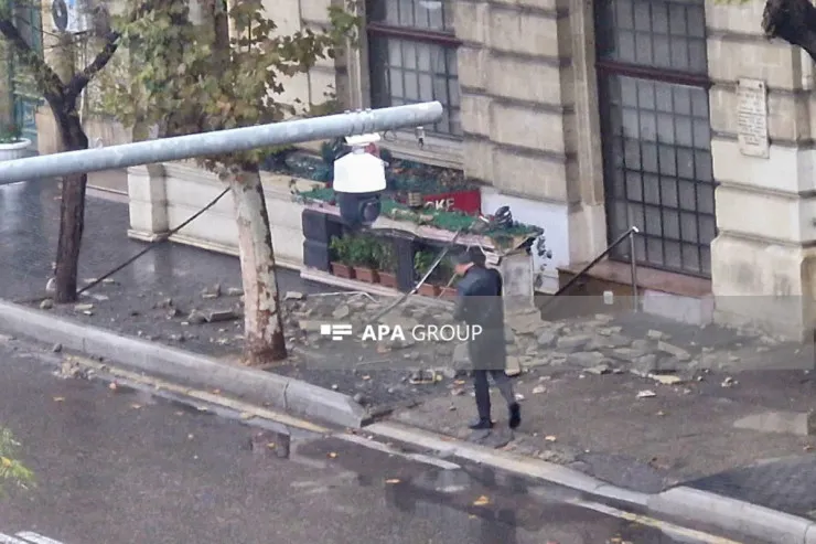 Bakıda eyvanı uçan mənzil tarixi binadır – FOTOLAR (YENİLƏNDİ)