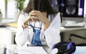 Baş həkimin ölkədən çıxışına STOP qoyuldu