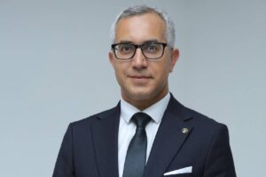 Kamran Əsədova cinayət işi açıldı – Abituriyentlərə cavabları belə ötürürmüş