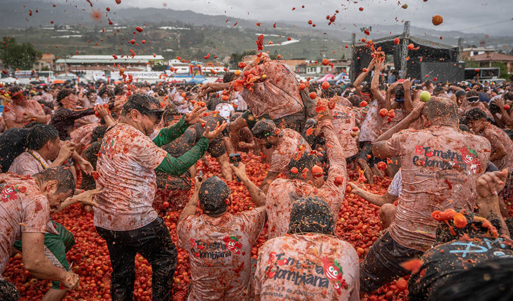 Ölülərlə rəqs, pomidor döyüşü, saxta dəfn – Dünyanın ən ağlasığmaz adətləri