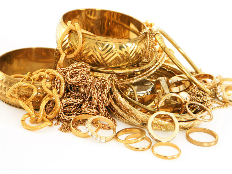 Gəlin qaynının 9 minlik qızılını oğurladı