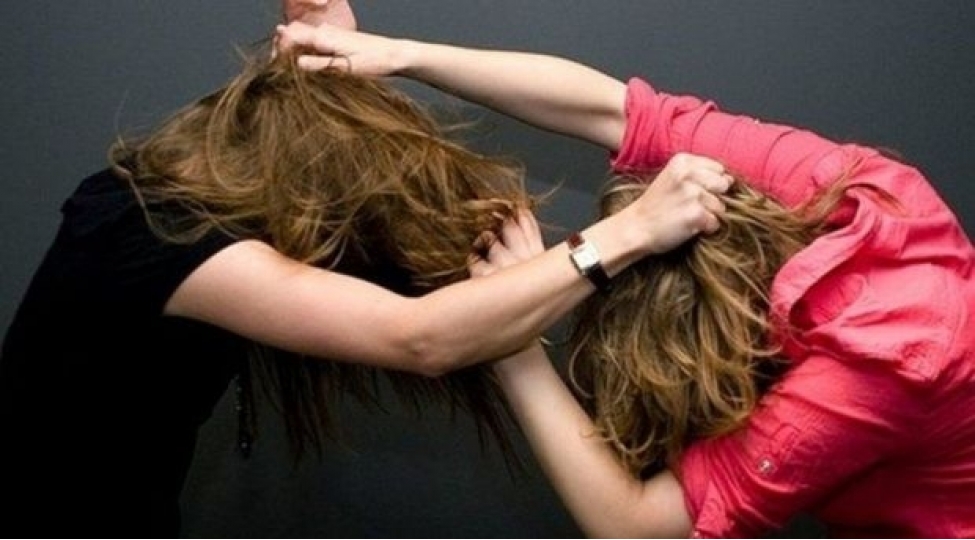 Qubada gəlin qayınanasının saçından tutub başını divara çırpdı