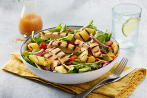 Yeni ildə bayram süfrənizi zənginləşdirəcək 5 dadlı və asan salat resepti