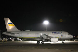 Hərbi tipli dronlar Zelenskinin təyyarəsini hədəf alıb